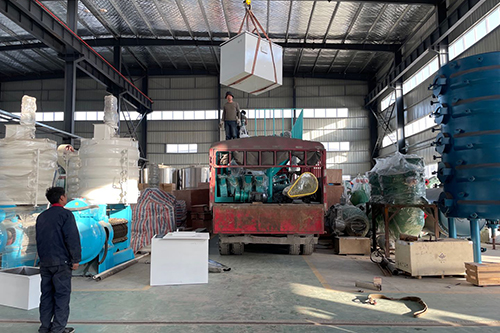 鄭州企鵝出口的榨油機發貨啦！